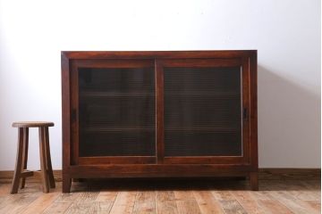 アンティーク家具　和製アンティーク　古い木製のシンプルな脚付き収納棚