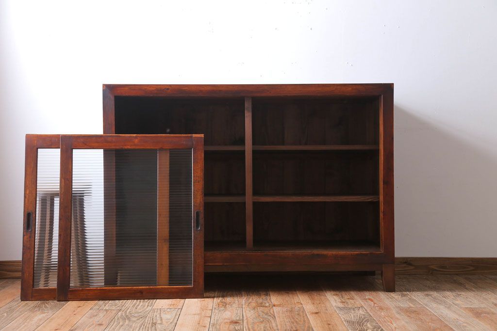 アンティーク家具　和製アンティーク　古い木製のシンプルな脚付き収納棚