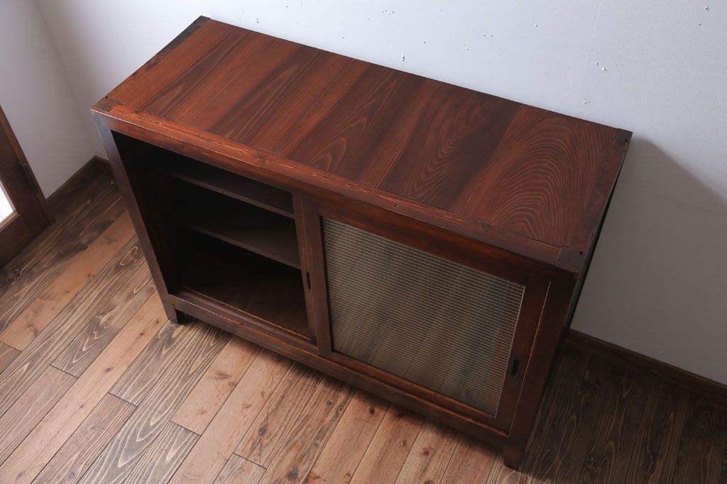 アンティーク家具　和製アンティーク　古い木製のシンプルな脚付き収納棚