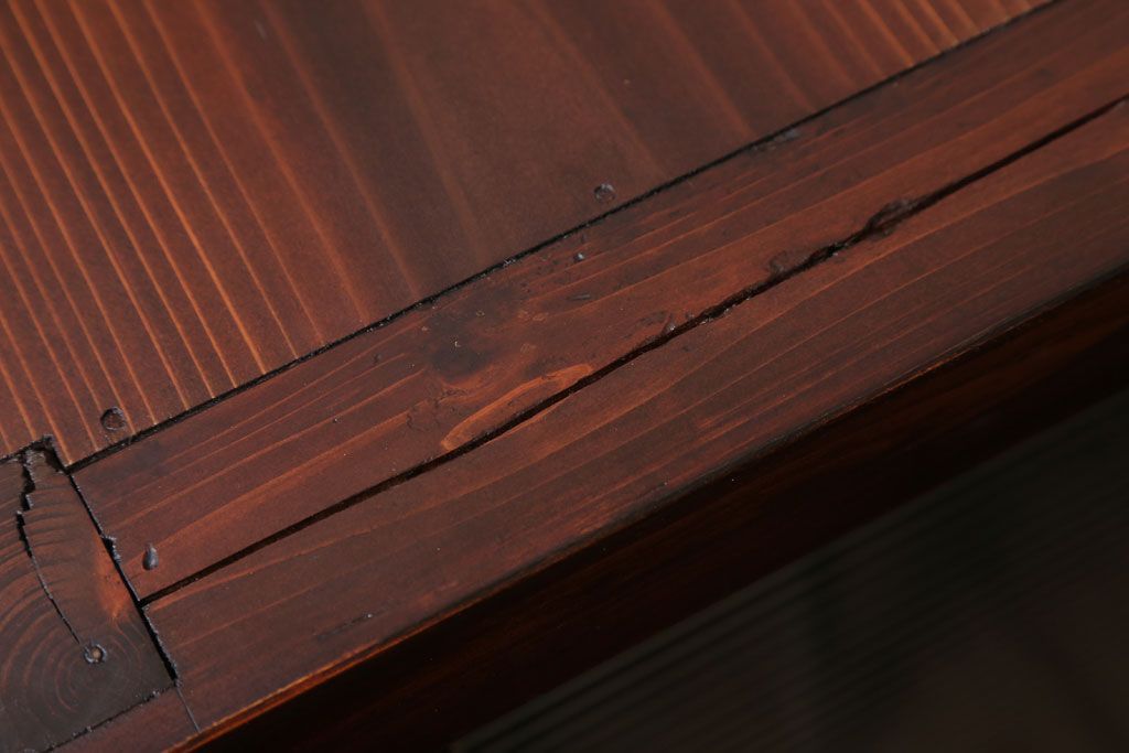 アンティーク家具　和製アンティーク　古い木製のシンプルな脚付き収納棚