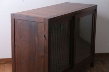 アンティーク家具　和製アンティーク　古い木製のシンプルな脚付き収納棚