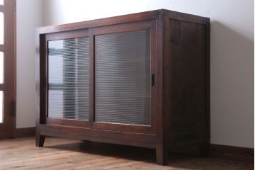 アンティーク家具　和製アンティーク　古い木製のシンプルな脚付き収納棚