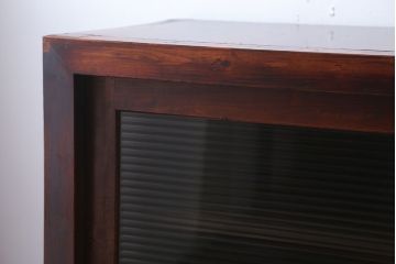 アンティーク家具　和製アンティーク　古い木製のシンプルな脚付き収納棚