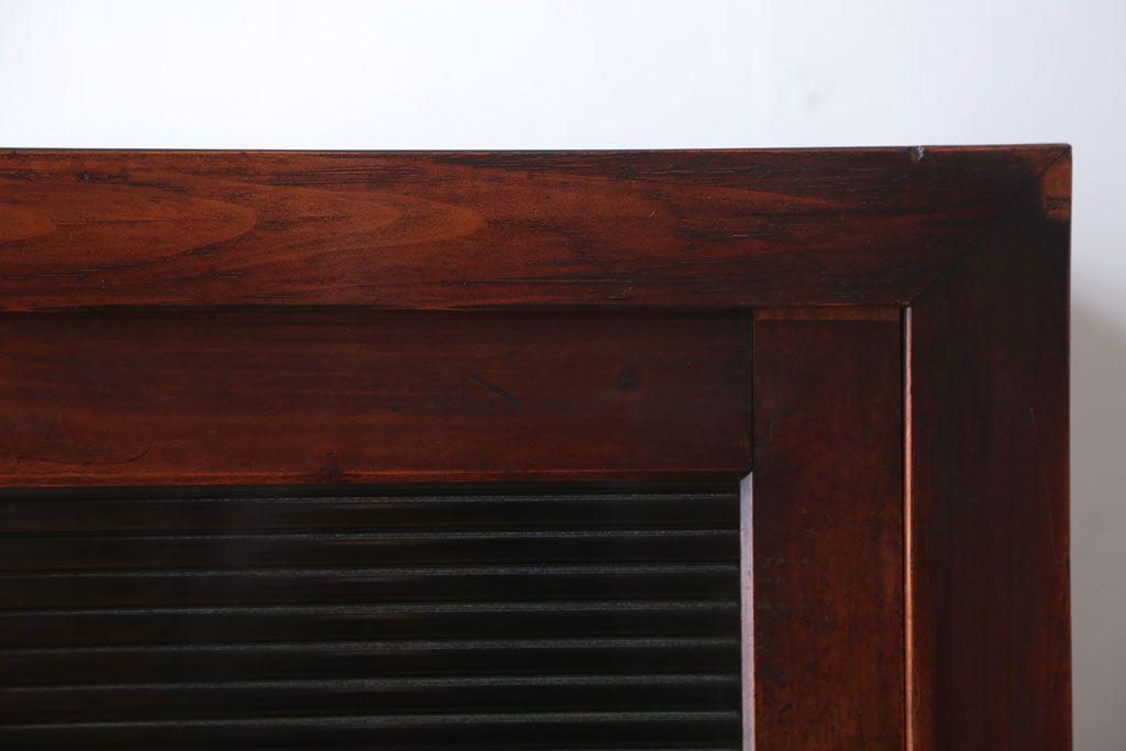 アンティーク家具　和製アンティーク　古い木製のシンプルな脚付き収納棚