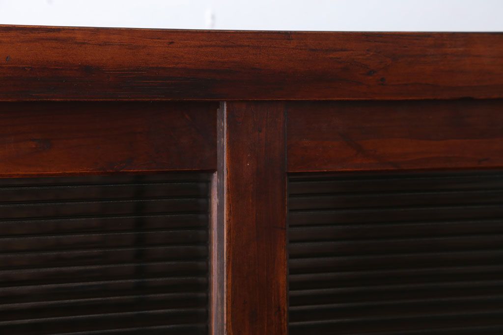 アンティーク家具　和製アンティーク　古い木製のシンプルな脚付き収納棚