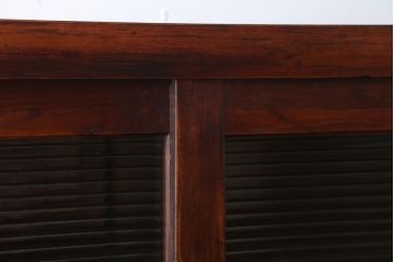 アンティーク家具　和製アンティーク　古い木製のシンプルな脚付き収納棚