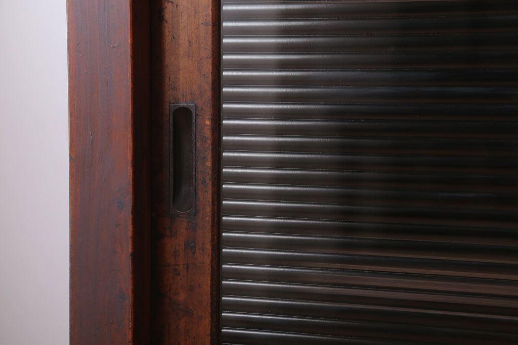 アンティーク家具　和製アンティーク　古い木製のシンプルな脚付き収納棚