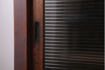 アンティーク家具　和製アンティーク　古い木製のシンプルな脚付き収納棚