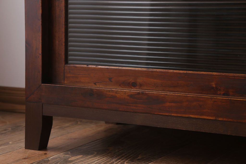 アンティーク家具　和製アンティーク　古い木製のシンプルな脚付き収納棚