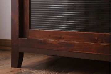 アンティーク家具　和製アンティーク　古い木製のシンプルな脚付き収納棚