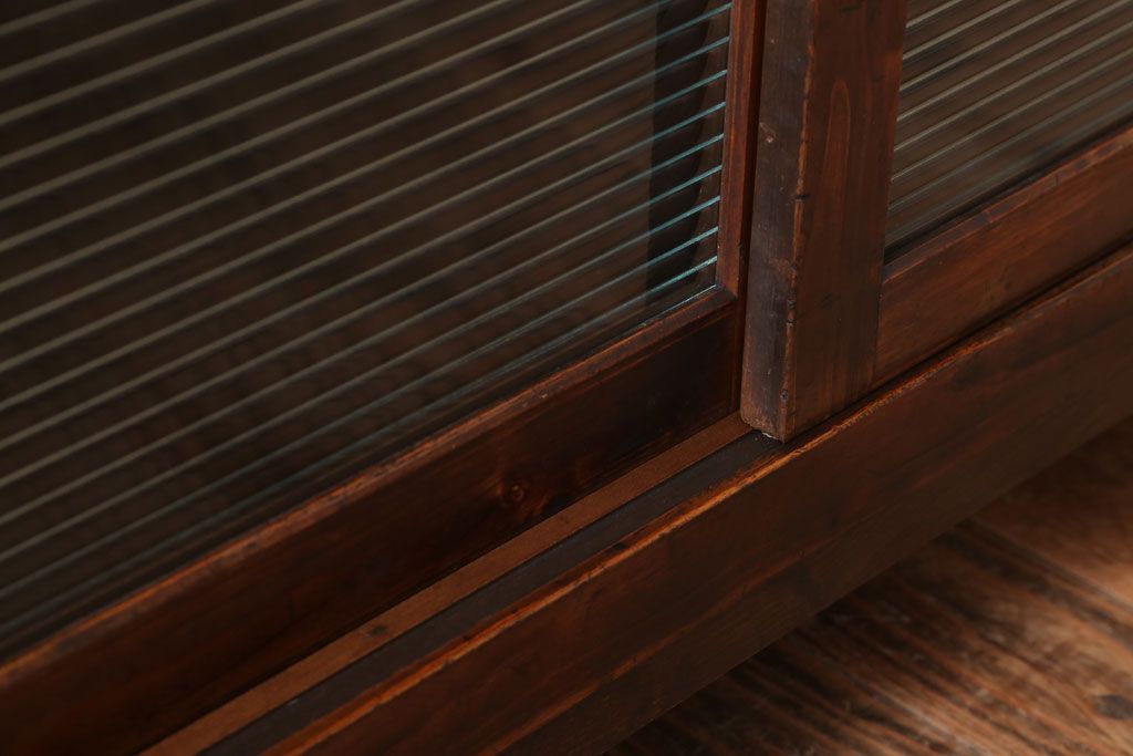 アンティーク家具　和製アンティーク　古い木製のシンプルな脚付き収納棚