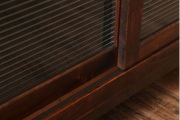 アンティーク家具　和製アンティーク　古い木製のシンプルな脚付き収納棚