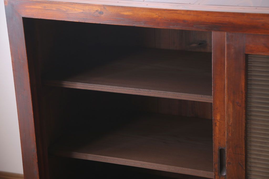 アンティーク家具　和製アンティーク　古い木製のシンプルな脚付き収納棚