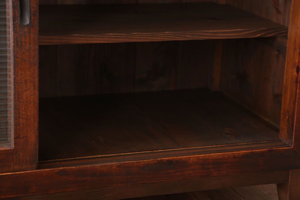 アンティーク家具　和製アンティーク　古い木製のシンプルな脚付き収納棚