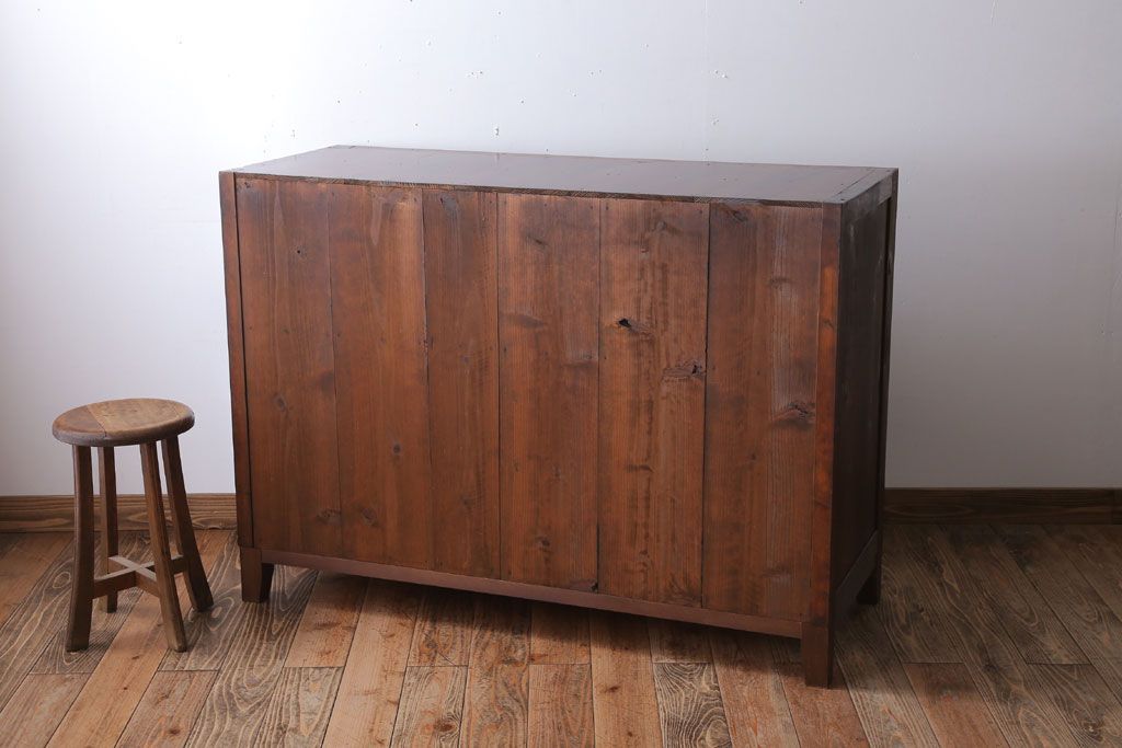 アンティーク家具　和製アンティーク　古い木製のシンプルな脚付き収納棚