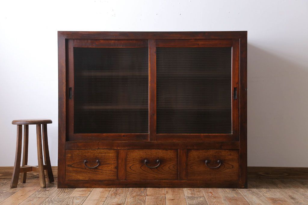 アンティーク家具　和製アンティーク　モールガラス入り!古い木製のシンプルな収納棚