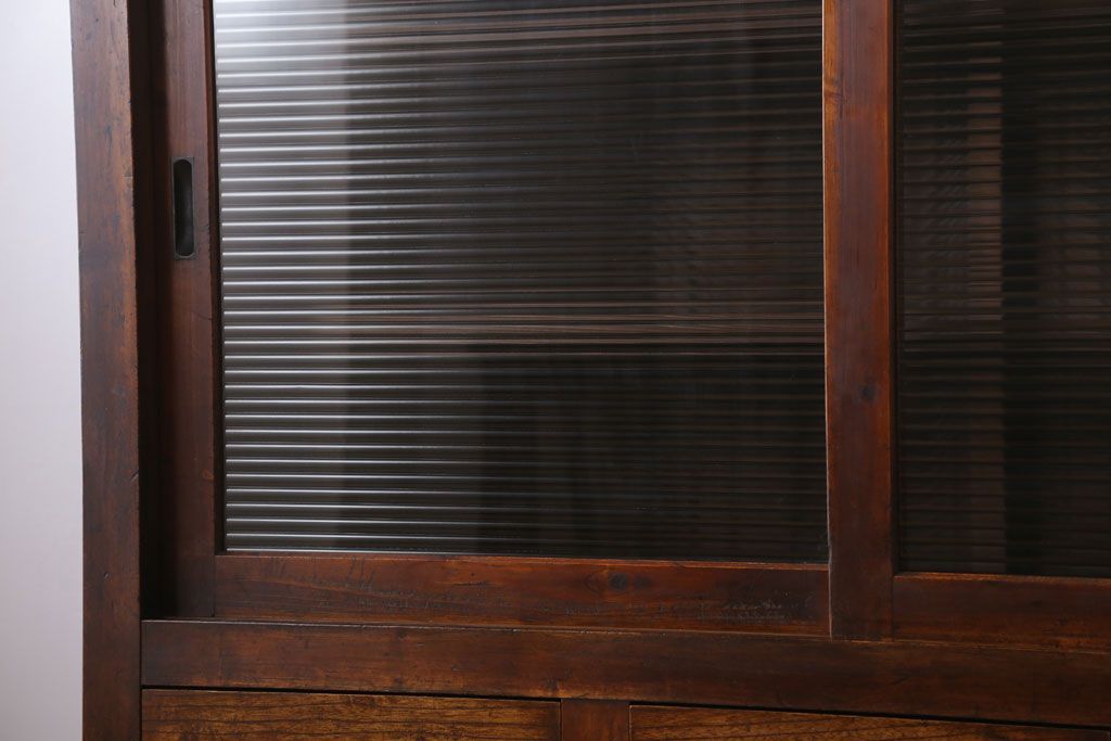 アンティーク家具　和製アンティーク　モールガラス入り!古い木製のシンプルな収納棚