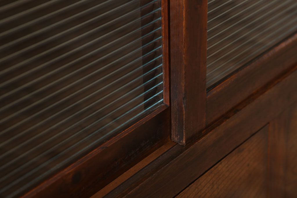 アンティーク家具　和製アンティーク　モールガラス入り!古い木製のシンプルな収納棚