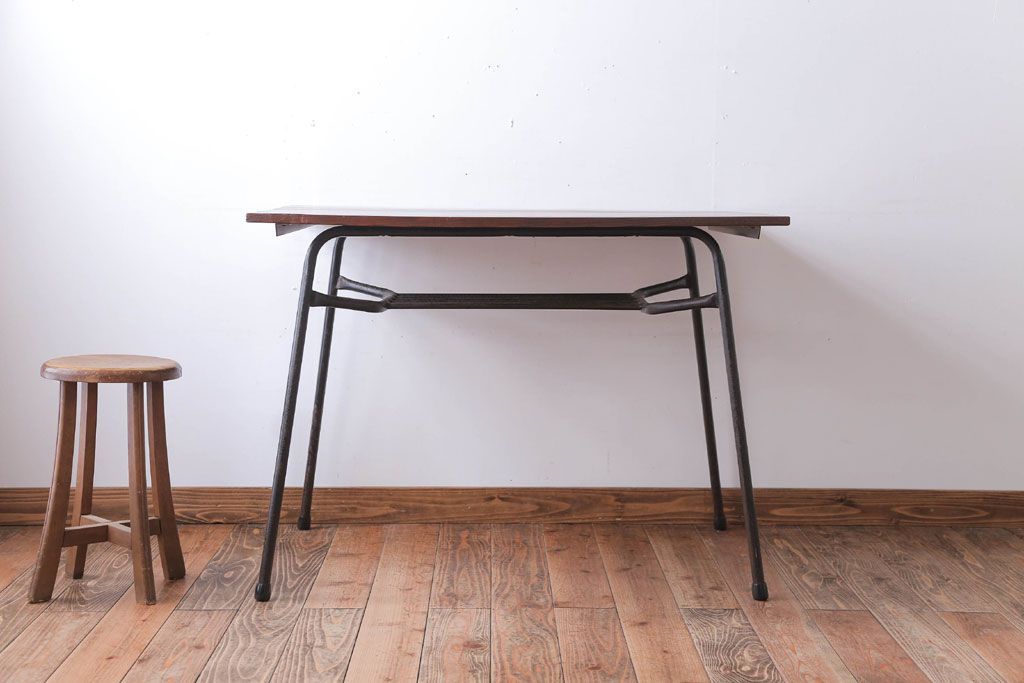 アンティーク家具　アンティーク　天板無垢板の鉄脚テーブル(机・デスク)