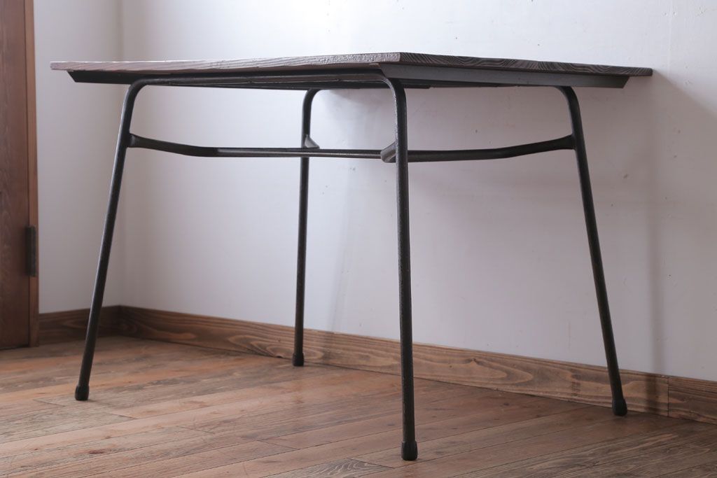アンティーク家具　アンティーク　天板無垢板の鉄脚テーブル(机・デスク)