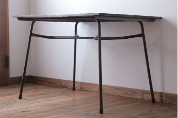 アンティーク家具　アンティーク　天板無垢板の鉄脚テーブル(机・デスク)