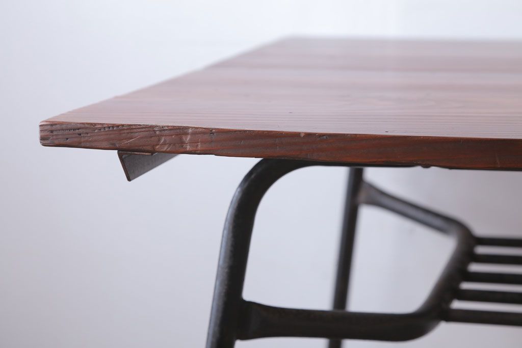 アンティーク家具　アンティーク　天板無垢板の鉄脚テーブル(机・デスク)