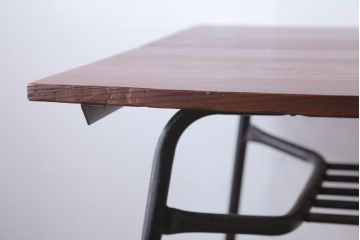 アンティーク家具　アンティーク　天板無垢板の鉄脚テーブル(机・デスク)