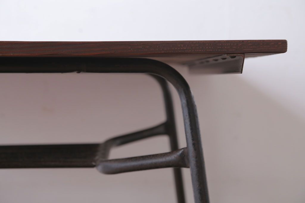 アンティーク家具　アンティーク　天板無垢板の鉄脚テーブル(机・デスク)