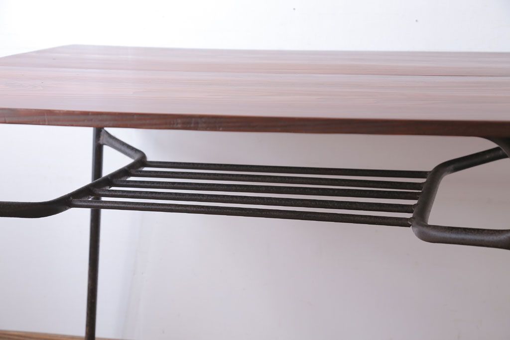 アンティーク家具　アンティーク　天板無垢板の鉄脚テーブル(机・デスク)