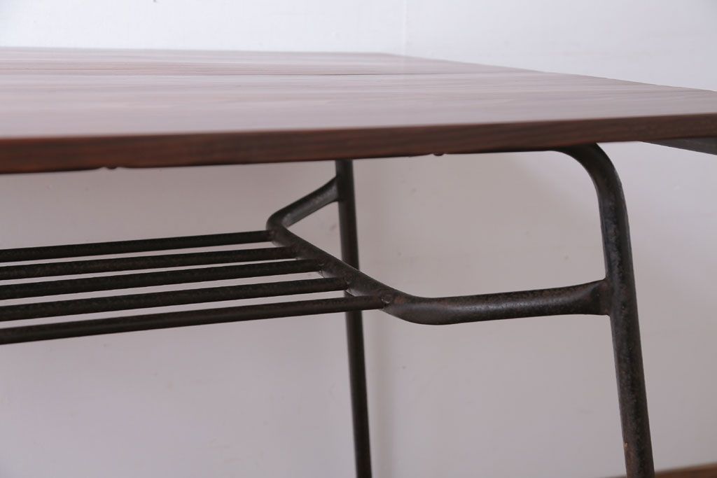 アンティーク家具　アンティーク　天板無垢板の鉄脚テーブル(机・デスク)