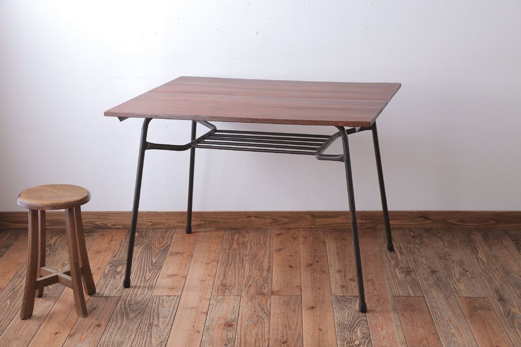 アンティーク家具　アンティーク　天板無垢板の鉄脚テーブル(机・デスク)