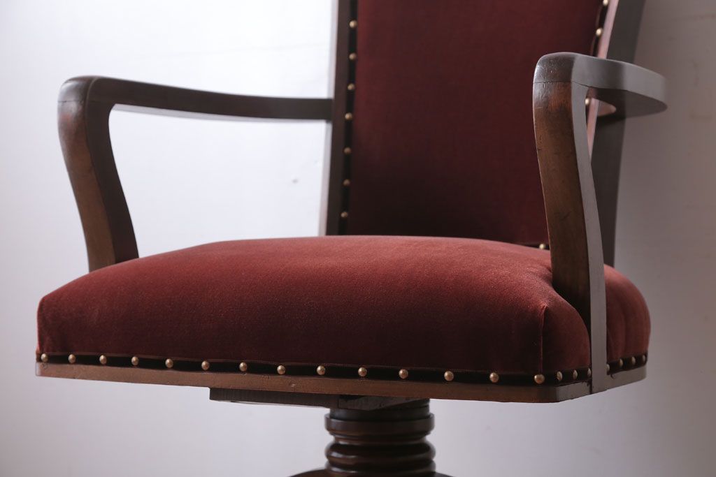 アンティーク家具　和製アンティーク　古い木製のアーム付き回転椅子