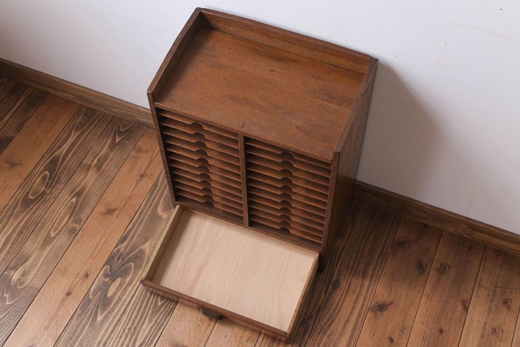 レトロ家具　昭和レトロ　古い木の小ぶりなアンティーク書類ケース(カルテケース)