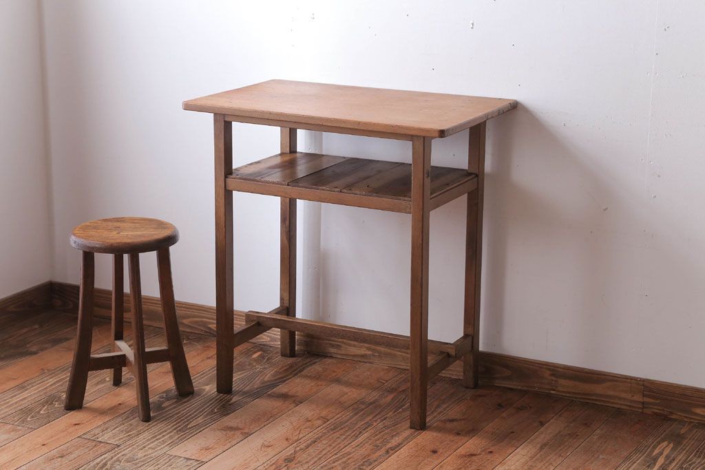 アンティーク家具　アンティーク　古い木のシンプルなサイドテーブル