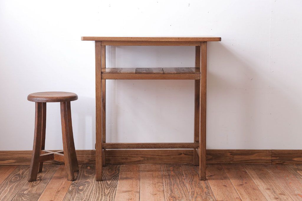 アンティーク家具　アンティーク　古い木のシンプルなサイドテーブル