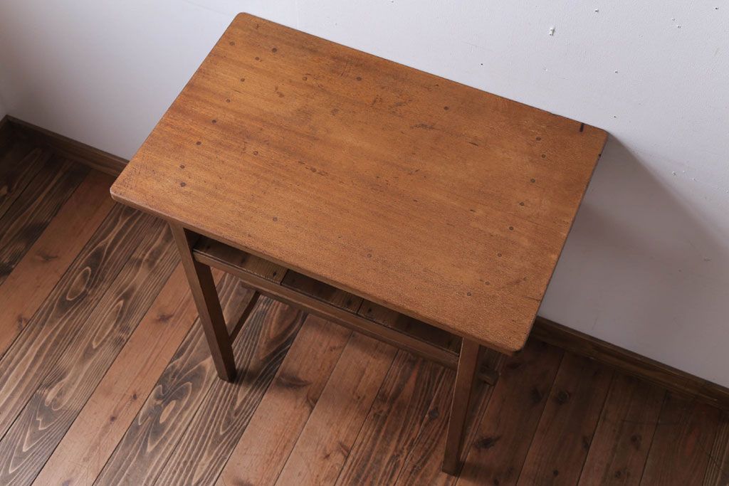 アンティーク家具　アンティーク　古い木のシンプルなサイドテーブル