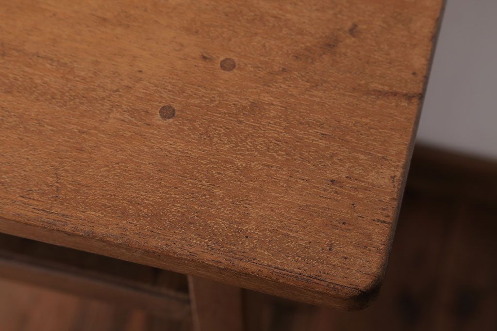 アンティーク家具　アンティーク　古い木のシンプルなサイドテーブル