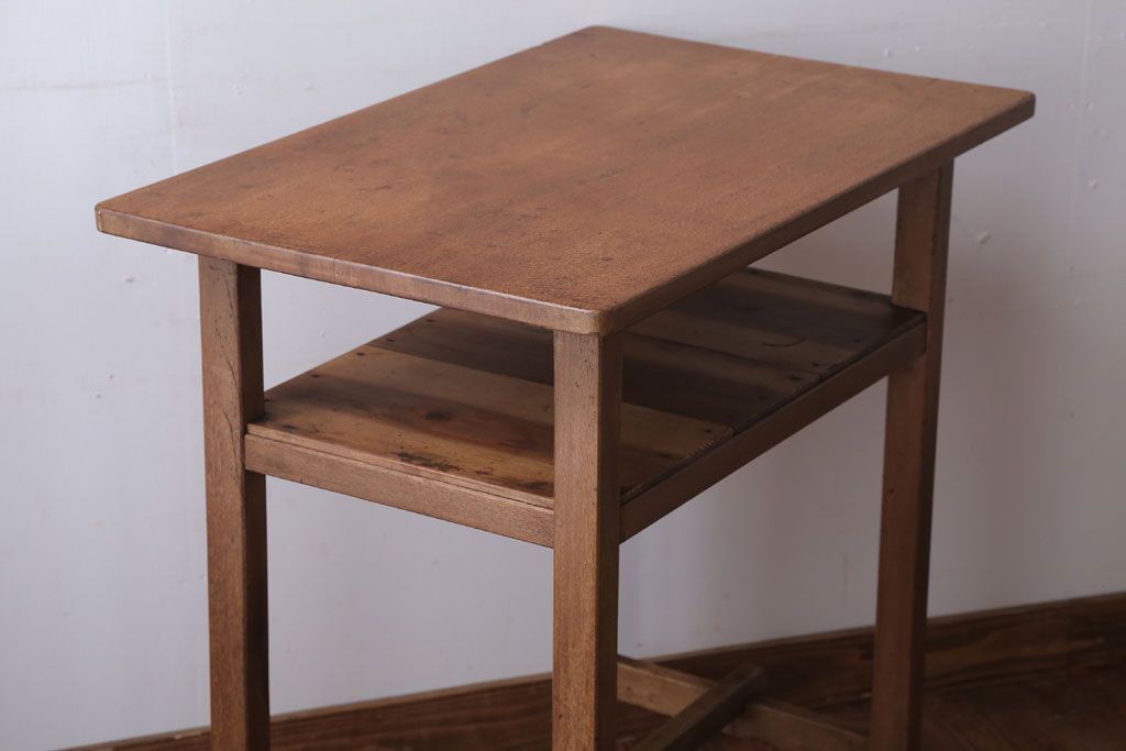 アンティーク家具　アンティーク　古い木のシンプルなサイドテーブル