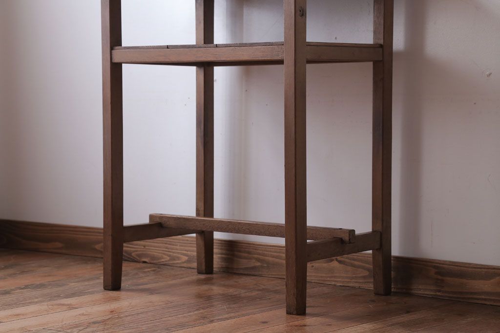 アンティーク家具　アンティーク　古い木のシンプルなサイドテーブル