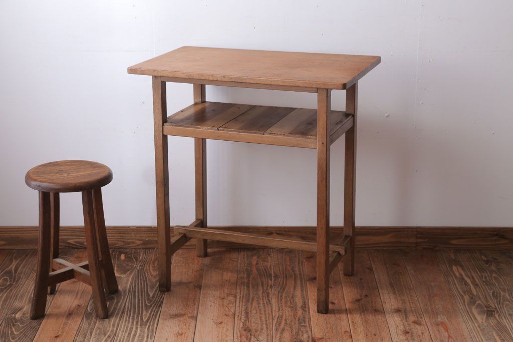 アンティーク家具　アンティーク　古い木のシンプルなサイドテーブル