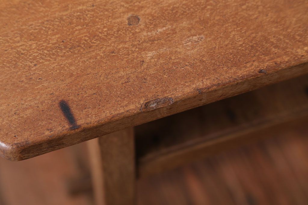 アンティーク家具　アンティーク　古い木のシンプルなサイドテーブル