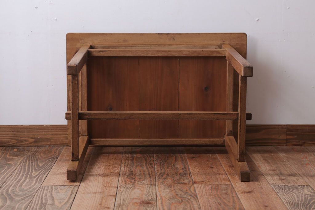 アンティーク家具　アンティーク　古い木のシンプルなサイドテーブル