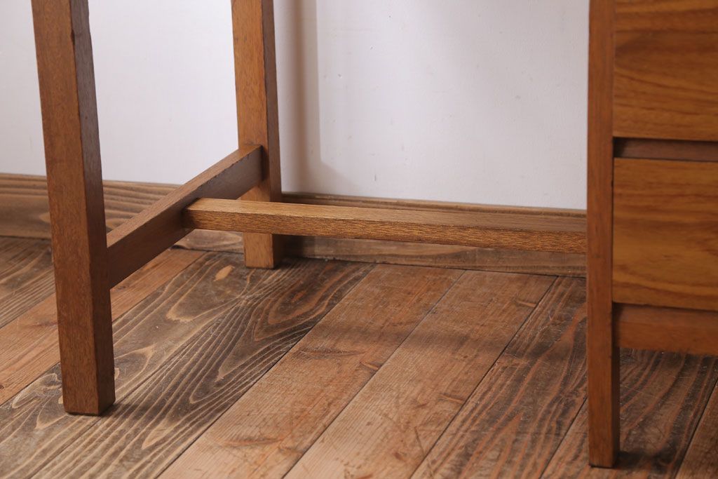 アンティーク家具　アンティーク　シンプルな古い木の片袖机(デスク)