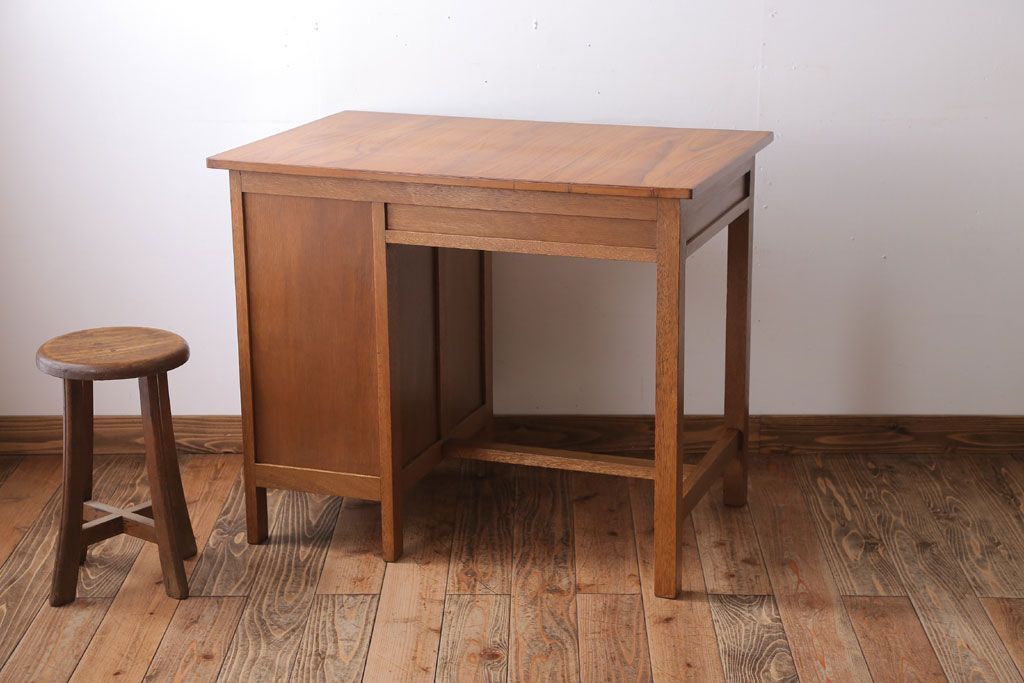 アンティーク家具　アンティーク　シンプルな古い木の片袖机(デスク)