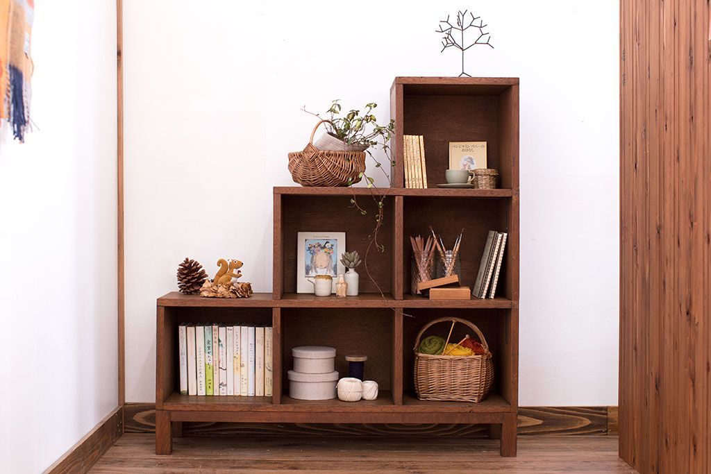 アンティーク家具　アンティーク　古い木製の脚付き階段型マス目棚(収納棚、飾り棚)