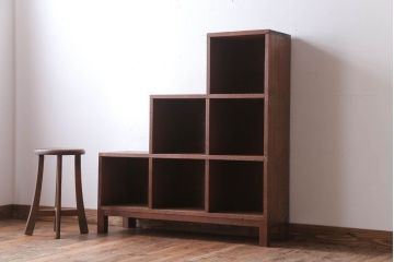 アンティーク家具　アンティーク　古い木製の脚付き階段型マス目棚(収納棚、飾り棚)