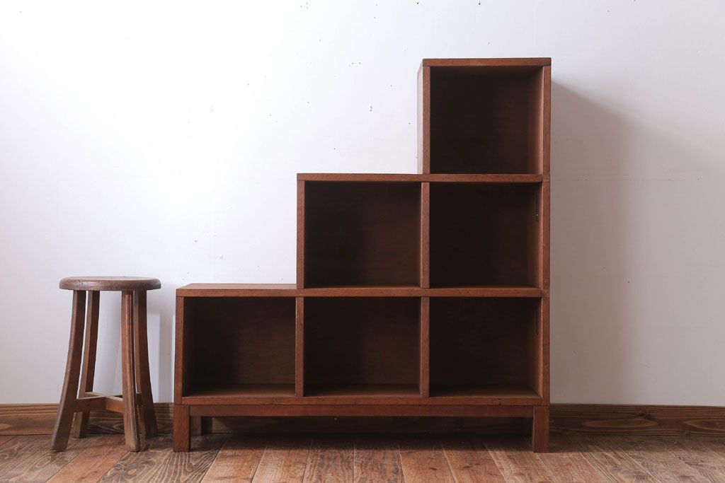 アンティーク家具　アンティーク　古い木製の脚付き階段型マス目棚(収納棚、飾り棚)