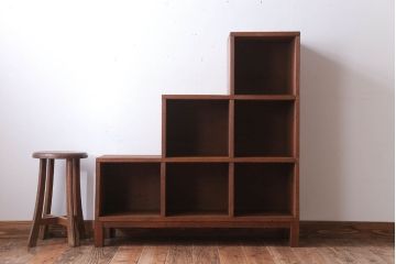 アンティーク家具　アンティーク　古い木製の脚付き階段型マス目棚(収納棚、飾り棚)