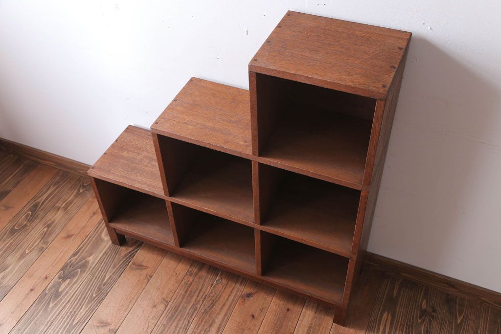 アンティーク家具　アンティーク　古い木製の脚付き階段型マス目棚(収納棚、飾り棚)