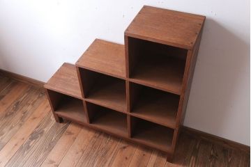 アンティーク家具　アンティーク　古い木製の脚付き階段型マス目棚(収納棚、飾り棚)